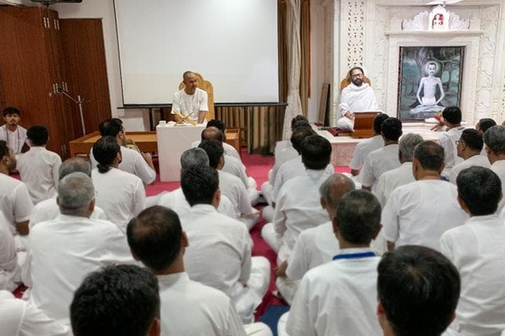Pujya Gurudevshri Rakeshji with Adarniya Pandit Shri Sumat Prakashji