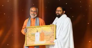 Pujya Swami Swaroopanandji honours Pujya Gurudevshri Rakeshji for six decades of spiritual service