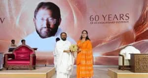 Pujya Anandmurti Gurumaa at Pujya Gurudevshri Rakeshji's 60th birth anniversary