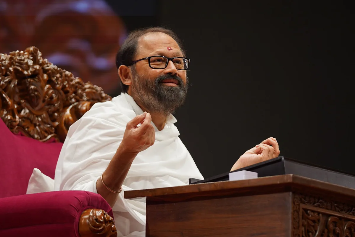 Pujya Gurudevshri delivering a discourse