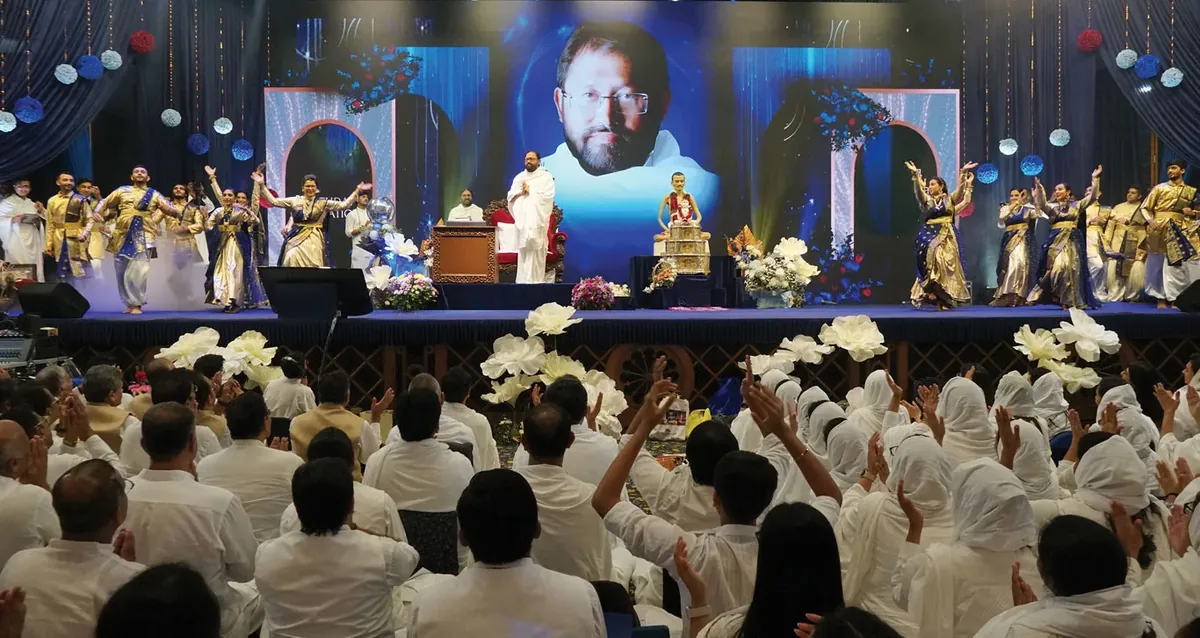 Devotees offering flowers at Pujya Gurudevshri's feet