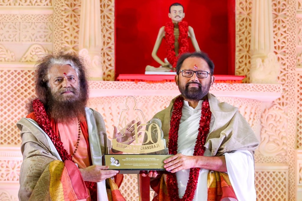 Pujya Gurudevshri Rakeshbhai with Swami Chidanand Saraswatiji