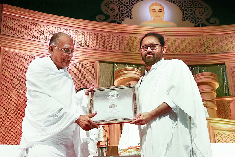 Pujya Gurudevshri Rakeshji with Pujyashri Gangjibhai Mota
