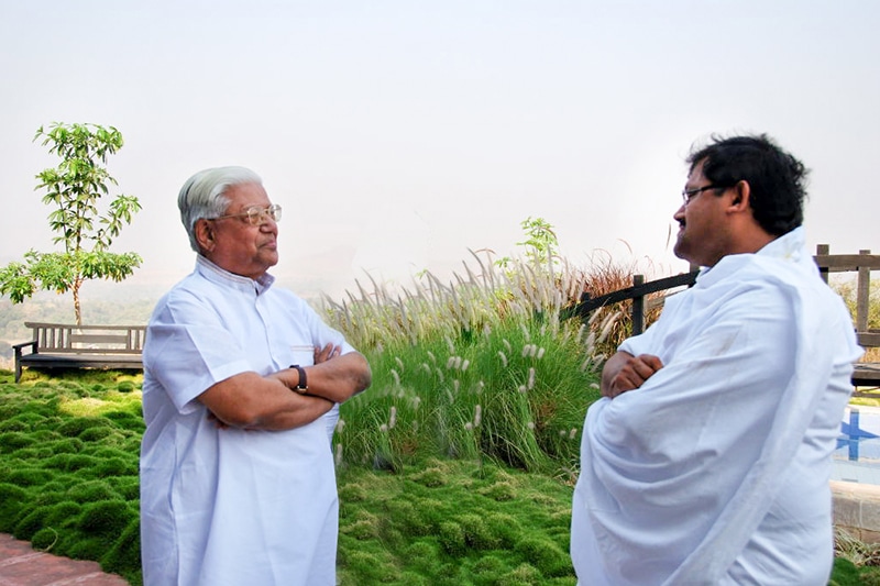 Pujya Gurudevshri Rakeshji with Pujyashri Pravinchandra Mehta