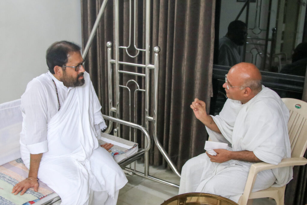 Pujya Gurudevshri Rakeshji with Adarniya Shri Shrutpragya Swami