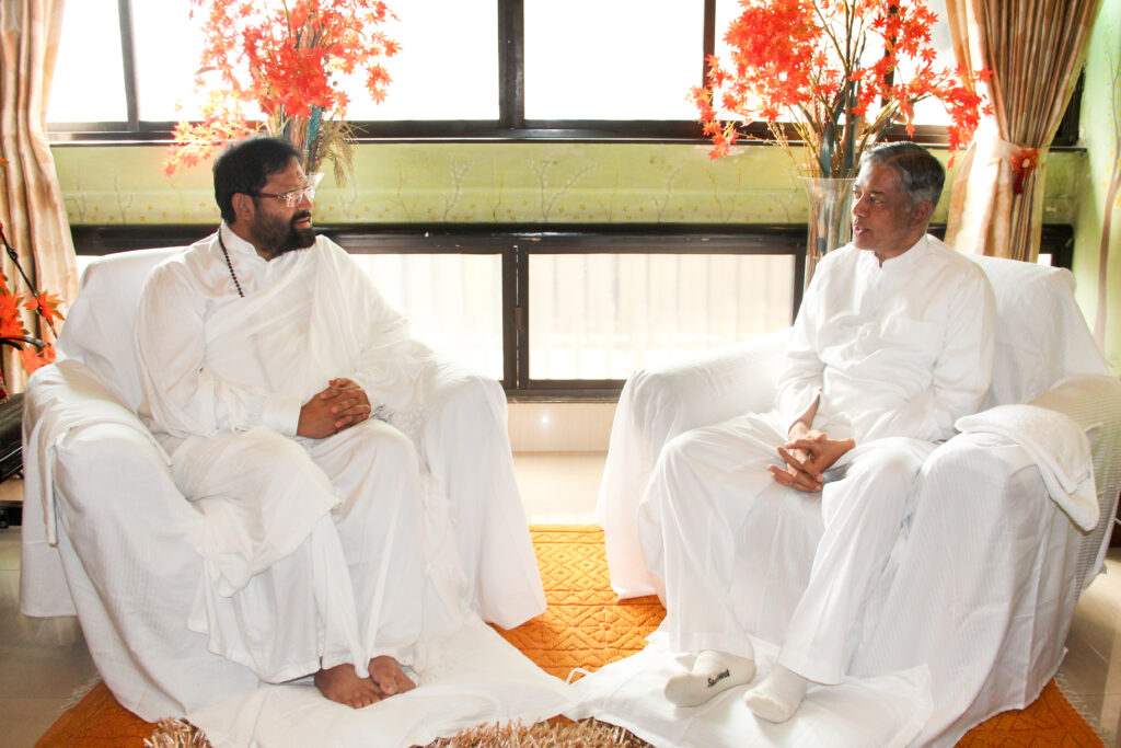 Pujya Gurudevshri Rakeshji with Pujyashri Deepakbhai Desai