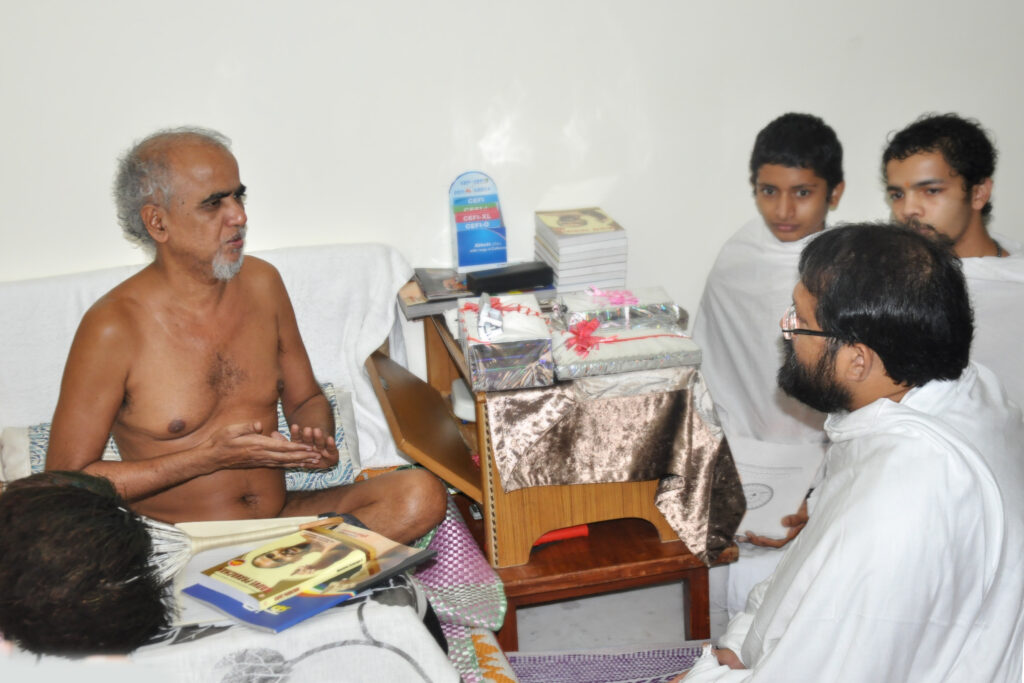 Pujya Gurudevshri Rakeshji with Munishri Tarun Sagarji Maharaj