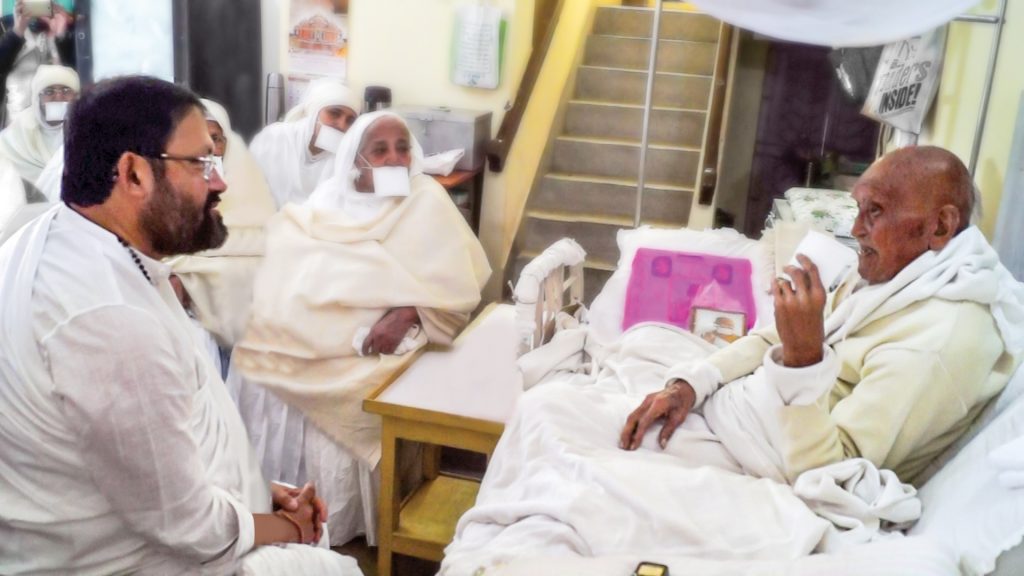 Pujya Gurudevshri Rakeshji with Gondalgacchshiromani Pujyashri Jayantilalji Maharajsaheb