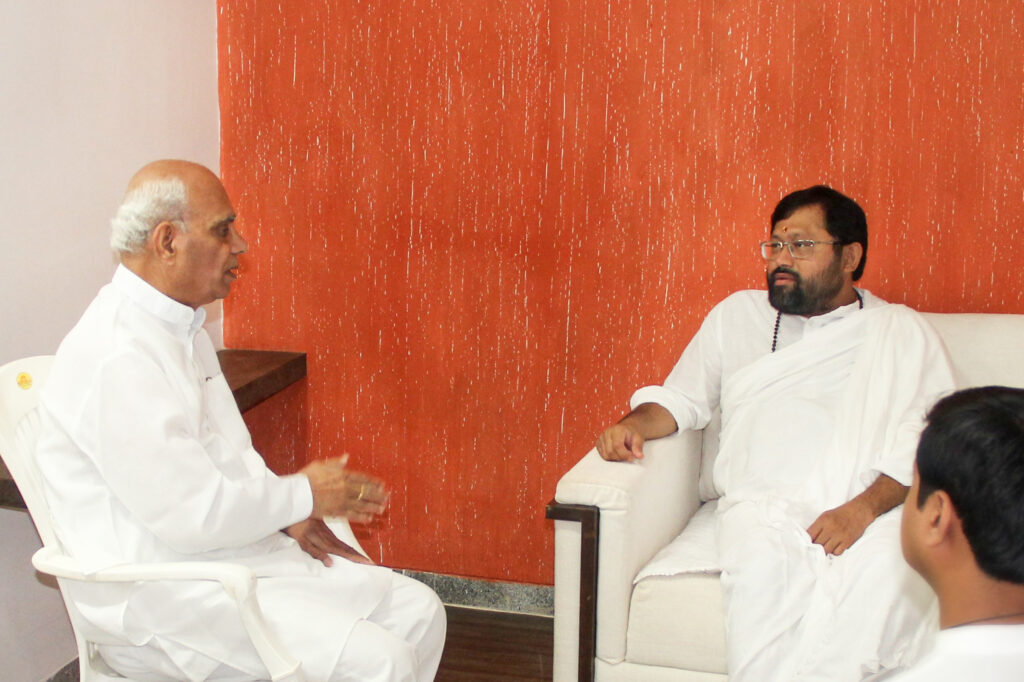 Pujya Gurudevshri Rakeshji with Adarniya Pandit Shri Abhaykumar Jain