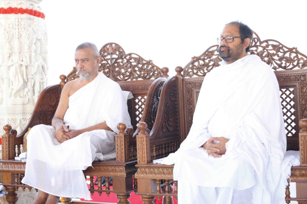 Pujya Gurudevshri Rakeshji with Pujya Acharyashri Vijay Rajhanssurishwarji Maharaja