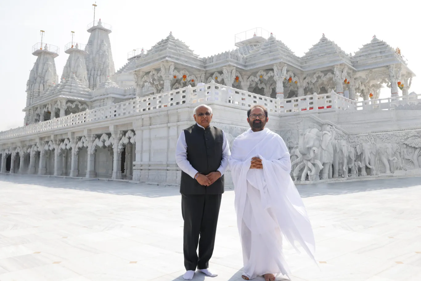 Pujya Gurudevshri Rakeshji with Hon’ble Chief Minister of Gujarat, Shri Bhupendra Patel
