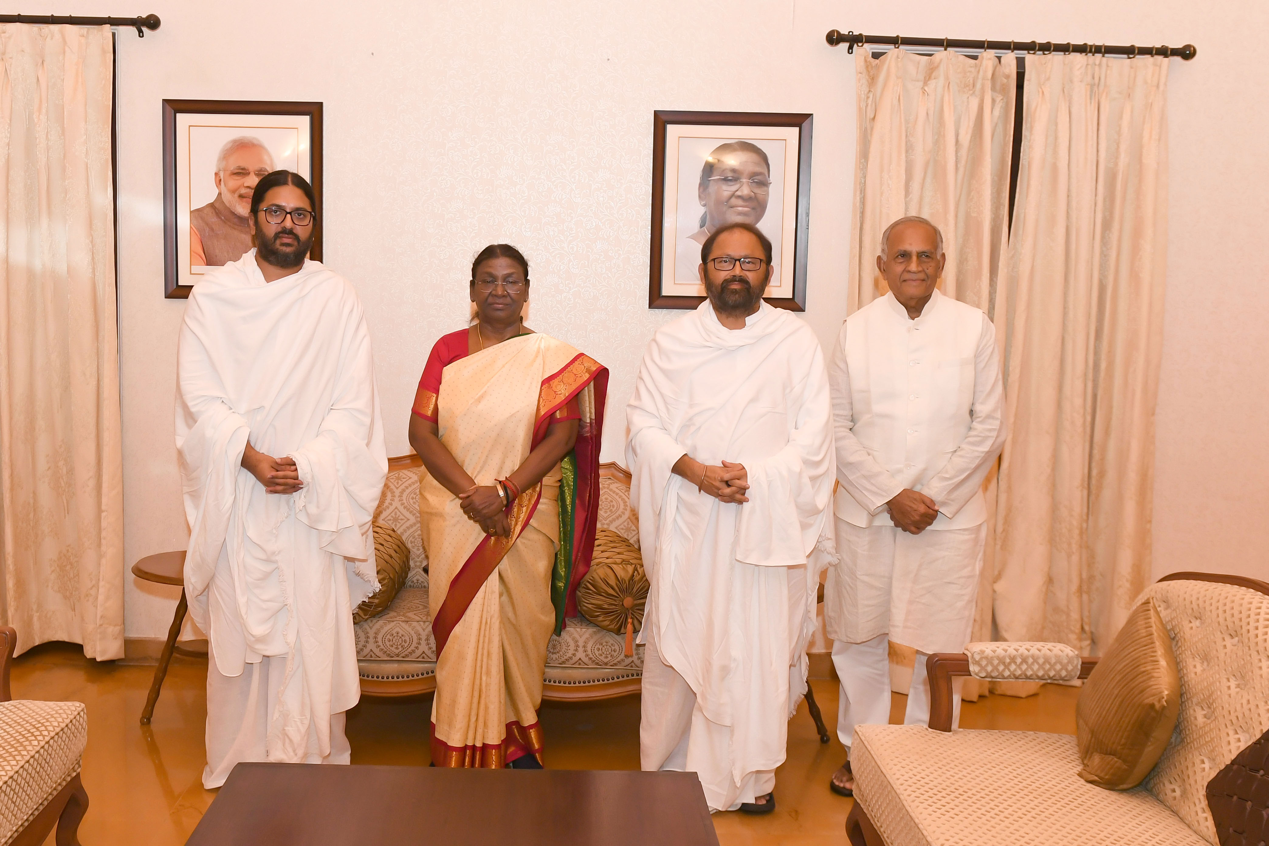 Pujya Gurudevshri Rakeshbhai with Hon’ble President of India, Smt Droupadi Murmu