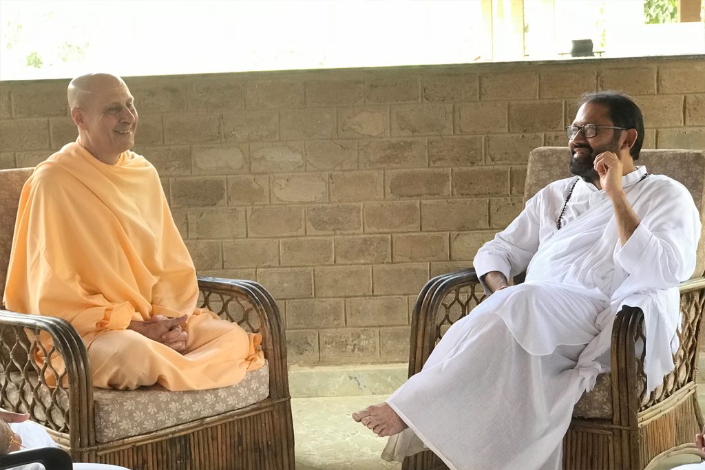 Pujya Gurudevshri Rakeshji with Pujyashri Radhanath Swami