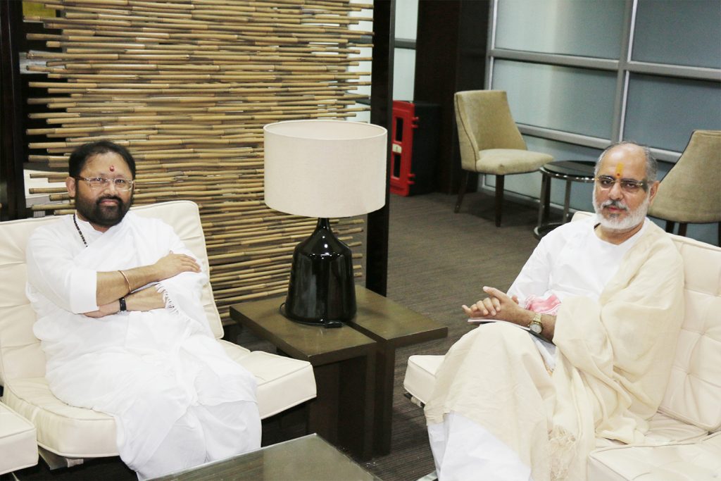 Pujya Gurudevshri Rakeshji with Pujyashri Rameshbhai Oza
